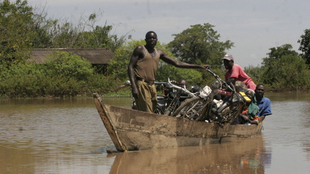 "Gazeta Wyborcza": Zambezi, rzeka przepływająca przez Mozambik, Zimbabwe, Zambię i Malawi wystąpiła z brzegów. Setki tysięcy ludzi jest bez dachu nad głową, a gdy woda opadnie, zagrozi im głód - pisze "Gazeta".