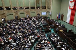 KO przed PiS o włos. Ale wynik jednej partii może przesądzić o układzie sił w Sejmie. Nowy sondaż