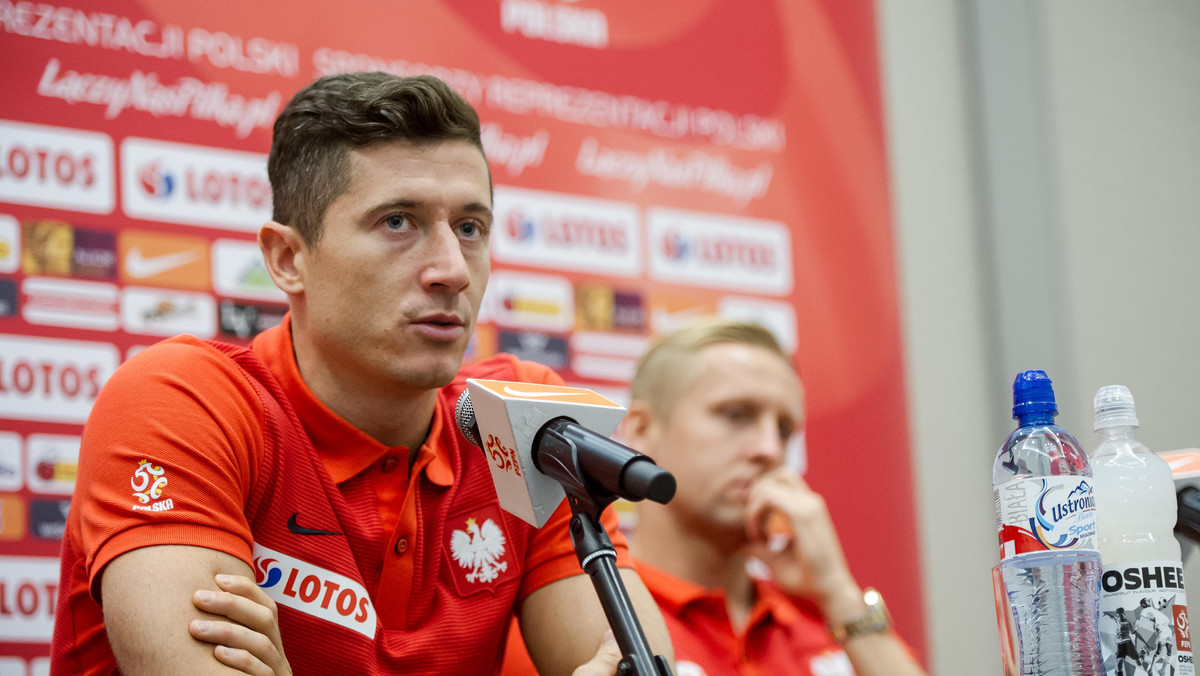 Ani we wtorek, ani w środę Robert Lewandowski nie trenował wspólnie z kolegami z reprezentacji Polski. Do meczu z Danią w sobotę i Armenią we wtorek (el. mistrzostw świata) nasz napastnik przygotowuje się indywidualnie. - Robert nie ma żadnych problemów ze zdrowiem - uspokaja analityk w sztabie Adama Nawałki Hubert Małowiejski.