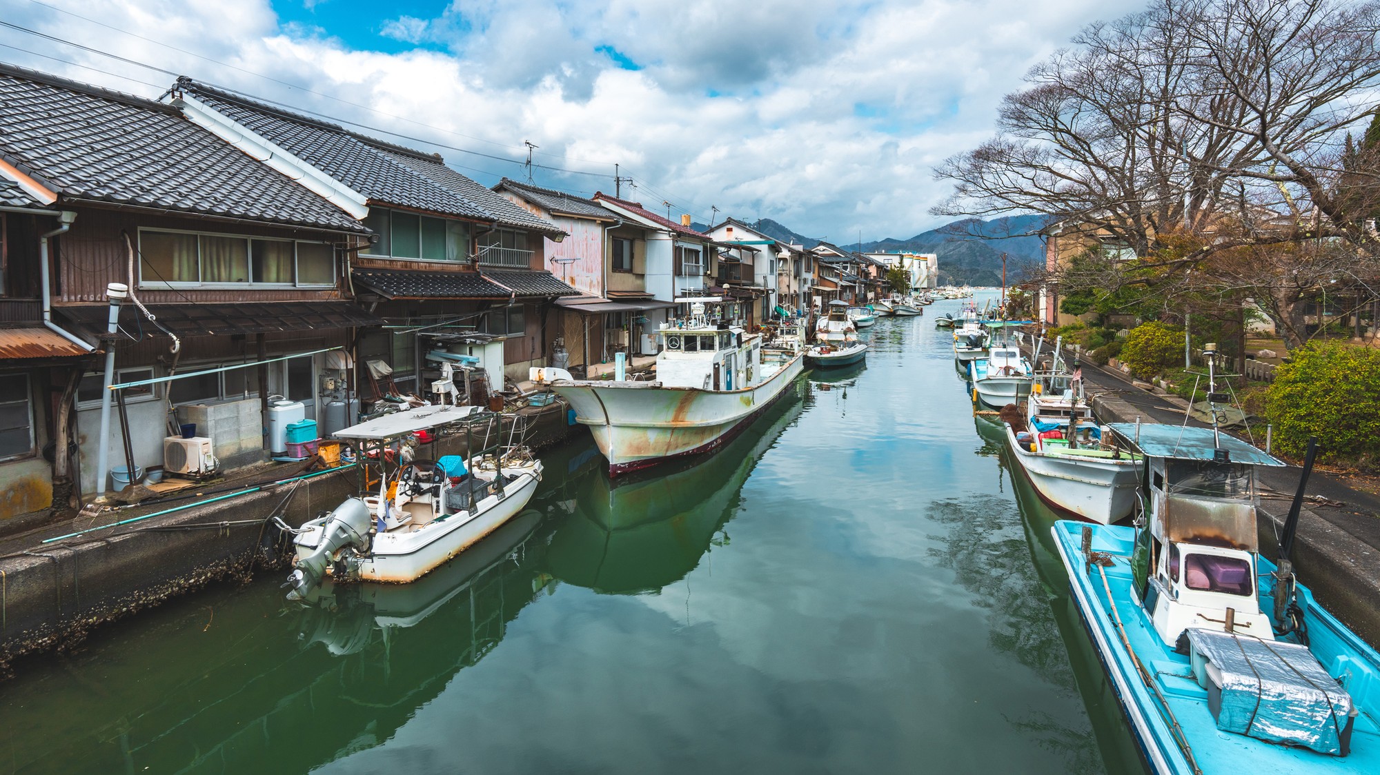 Japonské mesto Ine pripomína turistom Benátky, preto sa z pokojného miesta stal cestovateľský raj.