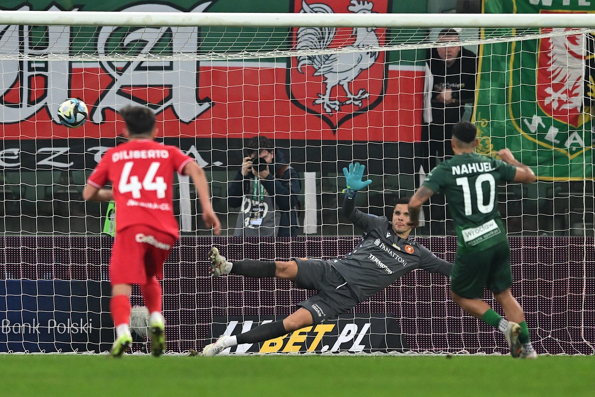 Zawodnik Śląska Wrocław Matias Nahuel (P) i Rafał Gikiewicz (C) z Widzewa Łódź w meczu 23. kolejki piłkarskiej Ekstraklasy
