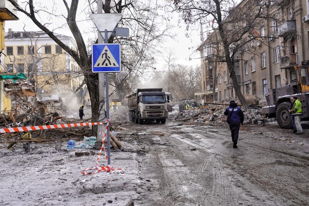 Usuwanie zniszczeń po uderzeniu rosyjskiego pocisku rakietowego na jednym z osiedli Kramatorska w obwodzie donieckim, 2 bm. Jeden wielopiętrowy budynek mieszkalny został całkowicie zburzony, ok. 10 innych uległo uszkodzeniom. W wyniku ataku zginęły co najmniej 3 osoby, a ok. 20 zostało rannych. Trwa inwazja Rosji na Ukrainę. (jm) PAP/Alena Solomonova