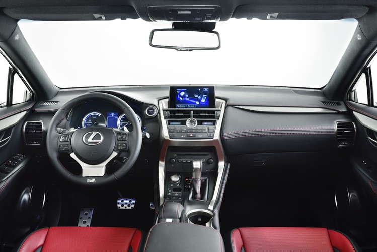 Lexus NX jest pierwszym modelem marki w segmencie kompaktowych SUV-ów