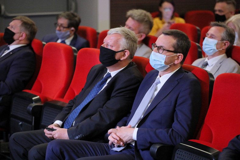Premier Mateusz Morawiecki (2P) i poseł Marek Suski (C) podczas spotkania z samorządowcami w kinie Świt w Zwoleniu (woj. mazowieckie) w lipcu 2020 r. 