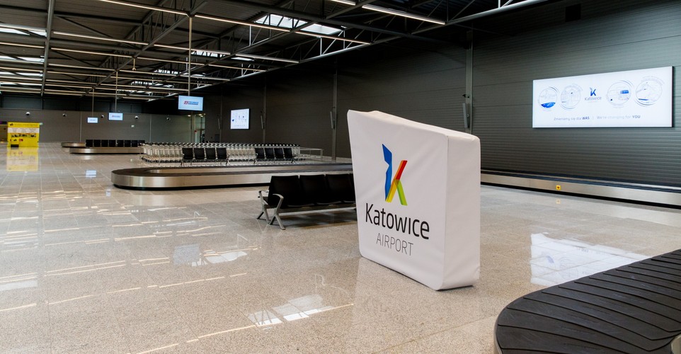 W nowym terminalu jest miejsce na biura Służby Celnej, Straży Granicznej, pomieszczenia dla firm obsługujących terminal przylotowy oraz bagażownia i przeniesione stanowisko wypożyczalni samochodów. <br><br>fot. (ag/cat) PAP/ Andrzej Grygiel