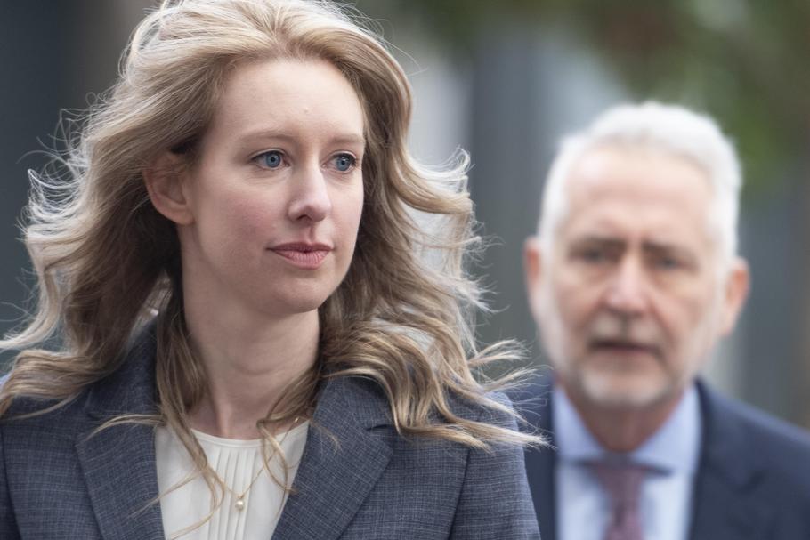 Elizabeth Holmes, była CEO start-upu Theranos wchodzi do budynku sądu na przesłuchanie (listopad 2019 r.)