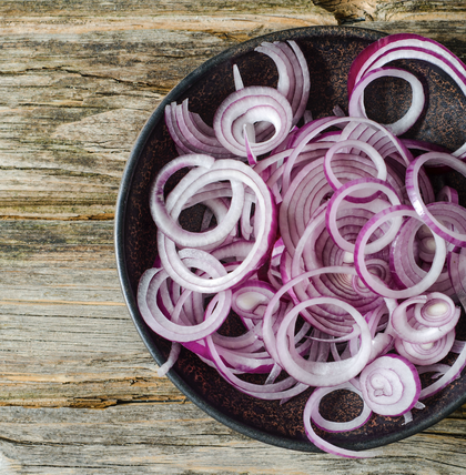 Zwiebeln schmecken nicht nur gut in herzhaften Gerichten, sie sind auch sehr gesund und können bei verschiedenen Beschwerden helfen.