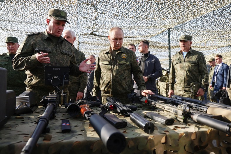 Prezydent Rosji Władimir Putin (w środku), w towarzystwie głównodowodzącego rosyjskich wojsk lądowych Andrieja Mordwiczewa (2-od lewej) i wiceministra obrony Junus-Beka Jewkurowa (3-od prawej), dokonuje inspekcji rosyjskiej broni i sprzętu podczas wizyty na rosyjsko-białoruskich wspólnych ćwiczeniach wojskowych „Zapad 2025” (Zachód 2025) na poligonie Mulino w obwodzie niżnonowogrodzkim w Rosji