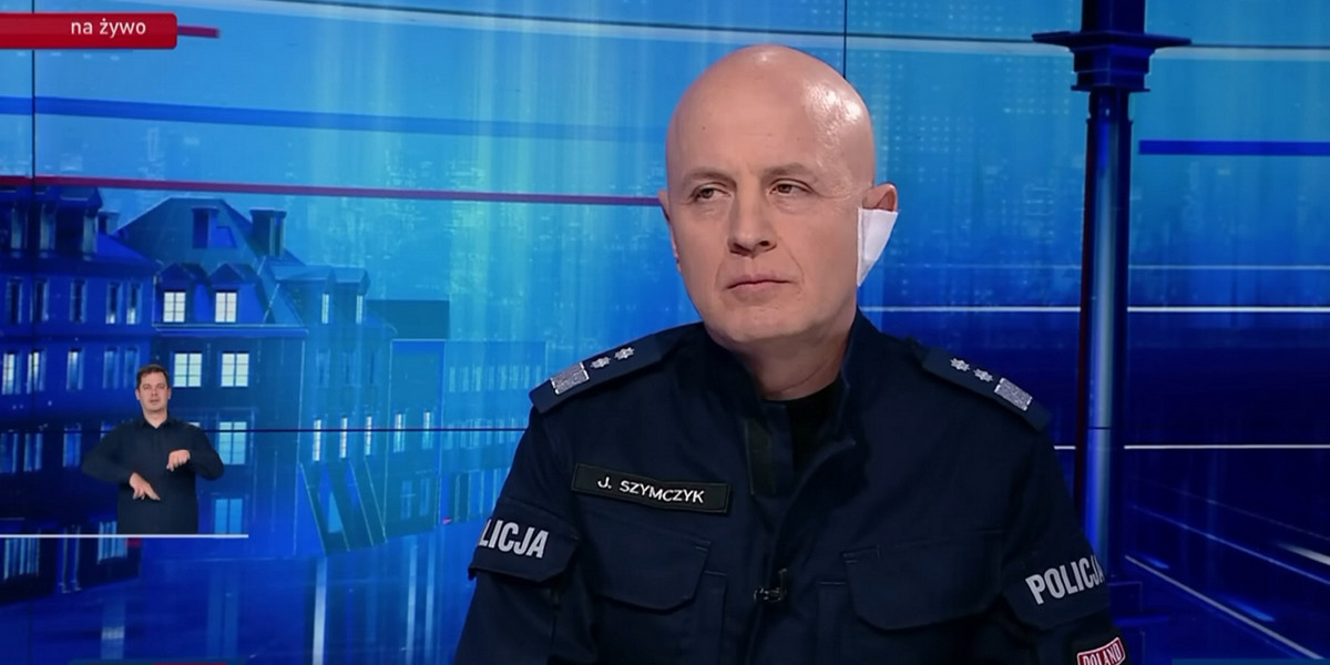 Jarosław Szymczyk z opatrunkiem kilka dni po wystrzeleniu granatnika w Komendzie Głównej Policji