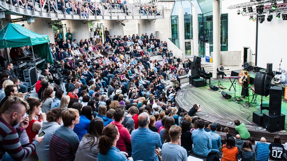 Halfway Festival 2017 odbędzie się w dniach 23-25 czerwca 2017 roku na deskach Amfiteatru Opery i Filharmonii Podlaskiej. Wśród ogłoszonych wykonawców nadchodzącej edycji znalazły się m.in. Angel Olsen, The Veils i Grúska Babúska. Jak zapewniają organizatorzy, w przypadku tej edycji stawiają na kobiety i to ich występy zdominują rozpiskę koncertową.