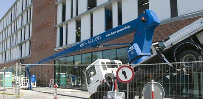 Ostatnie szlify na budowie Forum Gdańsk, a tu kraksa!