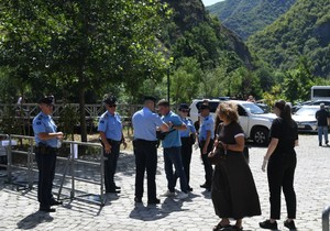 Kosovska policija pretresala vernike na ulazu u portu manastira Sveti Arhangeli 