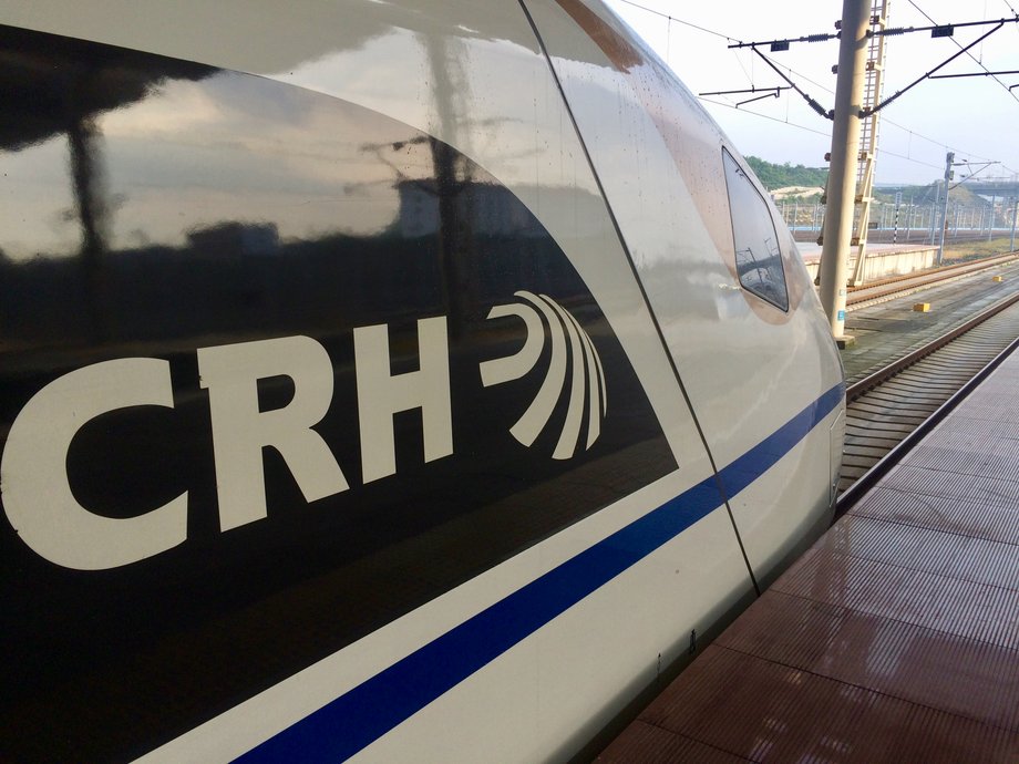 CRH to skrót China Railway High-speed, czyli przedsiębiorstwa obsługującego szybką kolej w Chinach