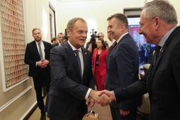 Premier Donald Tusk i minister kultury i dziedzictwa narodowego Bartłomiej Sienkiewicz przed posiedzeniem rządu