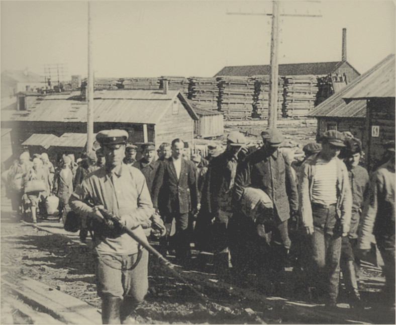Obóz jeniecki na Wyspach Sołowieckich na Morzu Białym, który stał się prekursorem dla systemu gułagów, 1927 lub 1928 r.