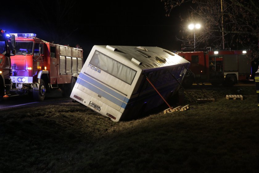 Wypadek w Kobierzycach. Kilkadziesiąt osób uwięzionych w autobusie