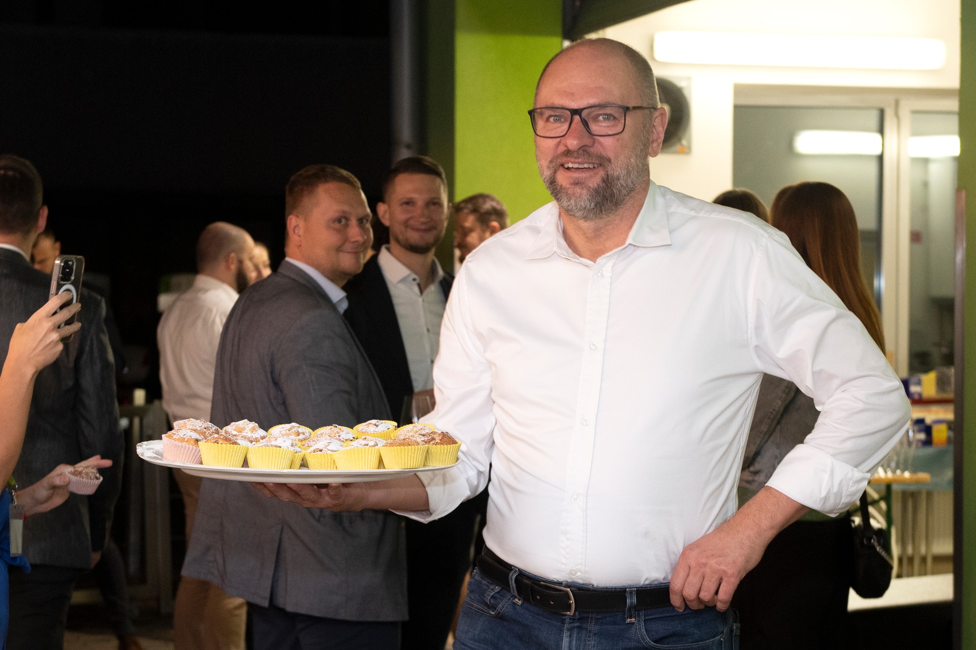Na snímke bývalý predseda SaS Richard Sulík (vpravo) ponúka mafiny počas predčasných parlamentných volieb v Liberálnom dome v Bratislave.