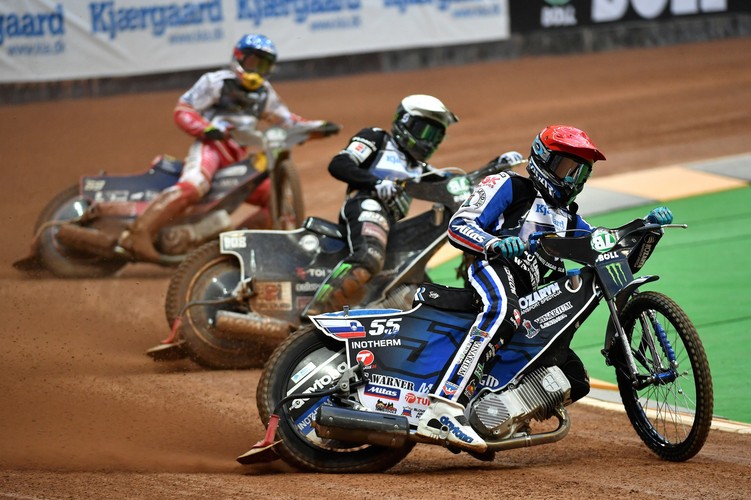Słoweniec Matej Zagar (kask czerwony), Polak Przemysław Pawlicki (niebieski), Brytyjczyk Tai Woffinden (biały) podczas żużlowego Grand Prix Polski w Warszawie