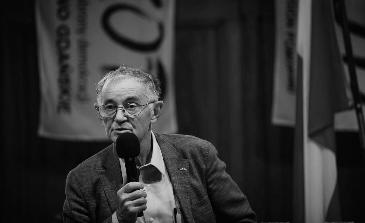 Wiktor Osiatyński studiował prawo i socjologię na Uniwersytecie Warszawskim i w Polskiej Akademii Nauk. Uzyskał stopień naukowy doktora w zakresie socjologii. Następnie otrzymał stopień doktora habilitowanego nauk prawnych.