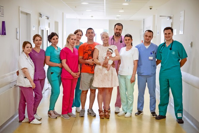 Milica i beba Nikolina sa osobljem i lekarima Kliničkog centra Niš