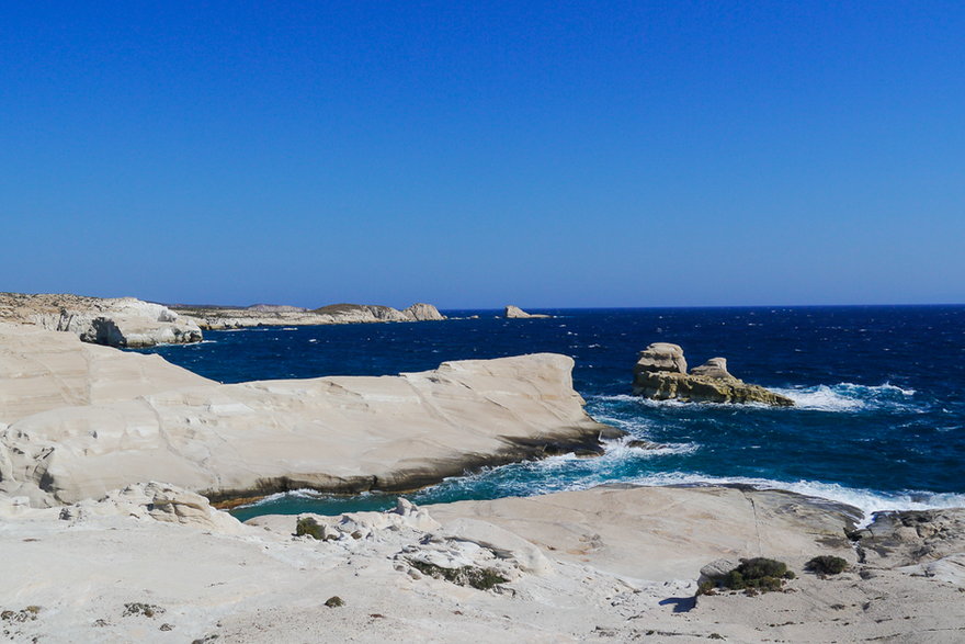 Plaża Sarakiniko to jedna z najbardziej charakterystycznych plaż na Milos