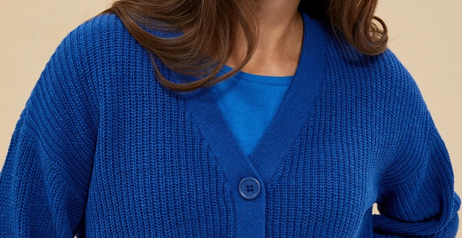 Kobaltowy sweterek z warkoczowym splotem bije rekordy sprzedaży. Cenowy hit!