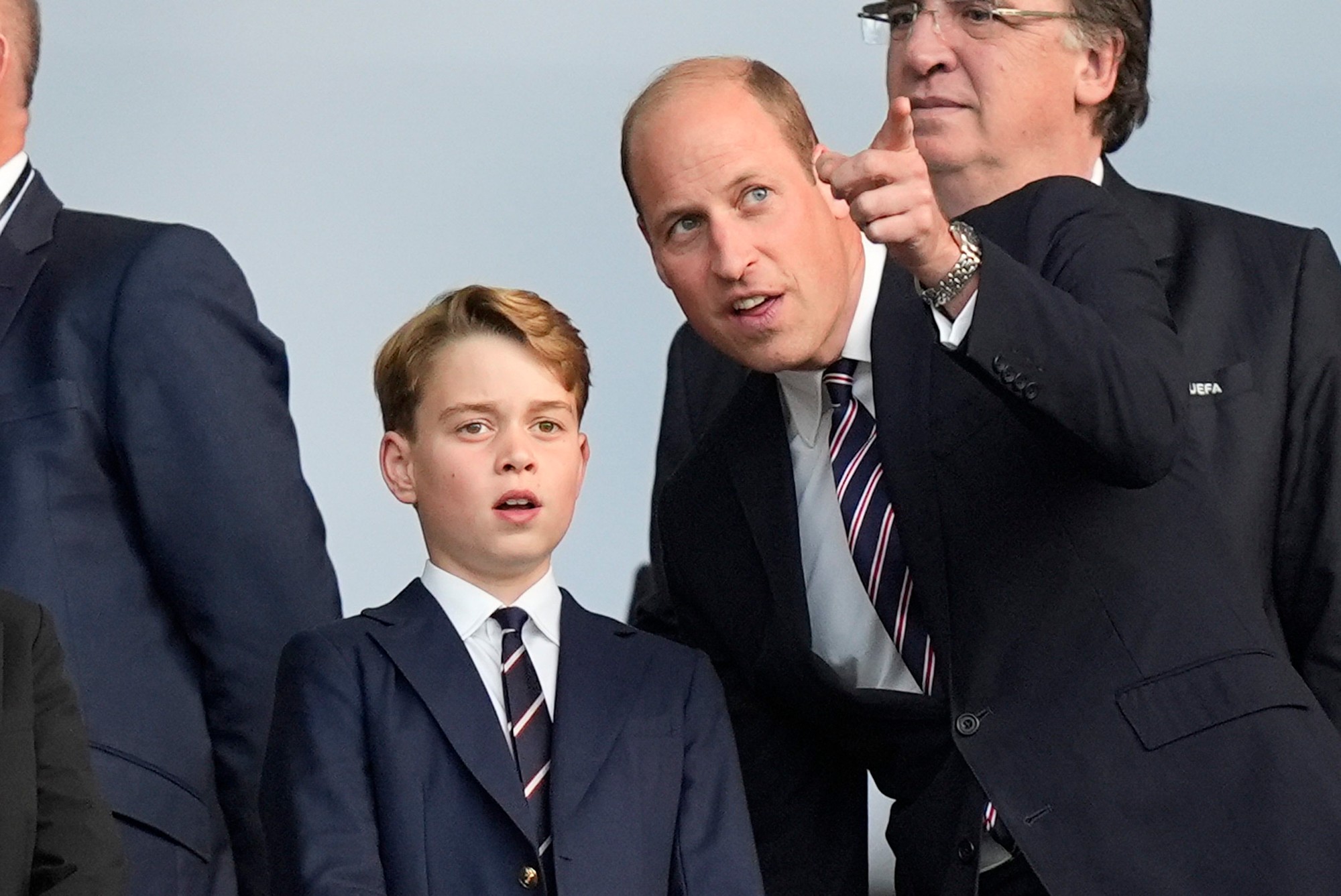 Britský princ George s otcom Williamom.