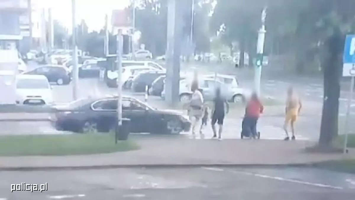 Kierowca BMW potrącił na przejściu kobietę z dzieckiem