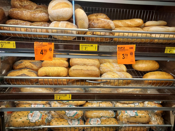 Chleby na półce Biedronki