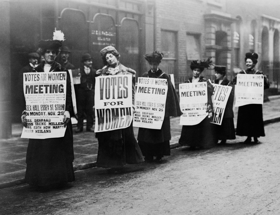 Londyńskie sufrażystki podczas protestów na rzecz przyznania kobietom praw wyborczych w 1912 r.