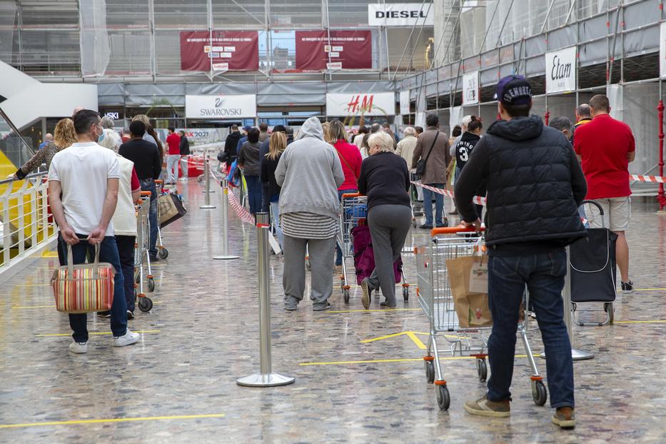 A képen: A koronavírus-járvány miatt védőmaszkot viselő vásárlók a fertőzés elkerülésének érdekében egymástól biztonságos távolságot tartva állnak sorban egy genfi bevásárlóközpont ABC-áruháza előtt nagyszombaton, 2020. április 11-én. / Fotó: MTI/EPA/Keystone/Salvatore Di Nolfi