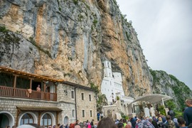 U manastir Ostrog I NE POMIŠLJAJTE DA POĐETE OVAKO OBUČENI: Ako ste žensko, na hodočašće obavezno ponesite JEDNU STVAR