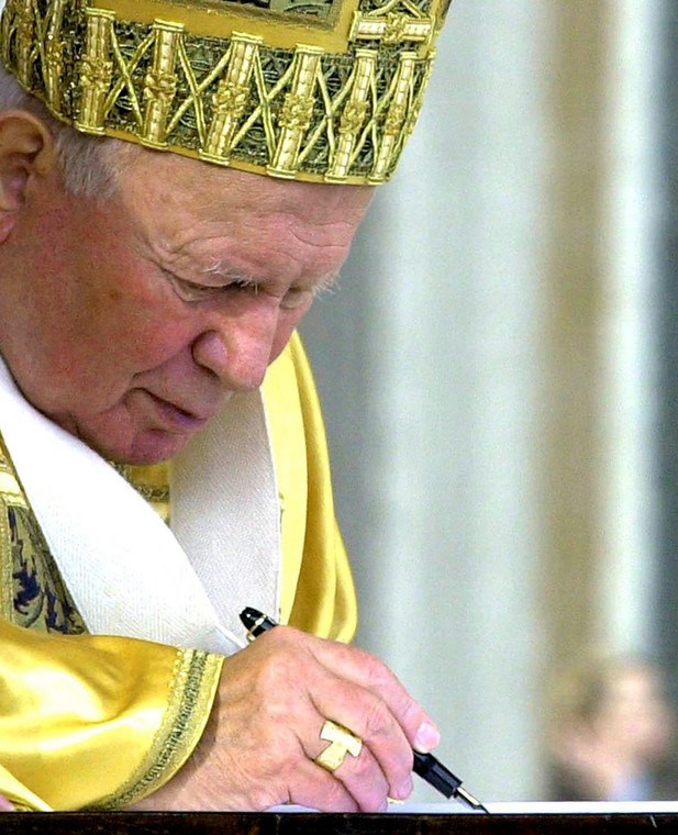 Papież Jan Paweł II podpisuje list apostolski "Novo Mellennio Ineunte" (2001 r.)