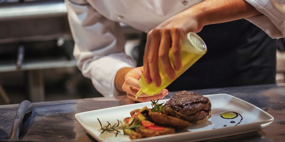 Restrykcje w związku z epidemią sprawiły, że restauracje mogły sprzedawać wyłącznie posiłki na wynos lub z dostawą do klienta. 