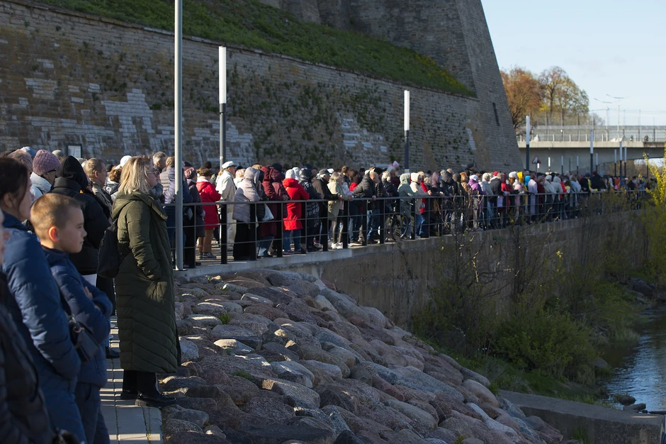 Ljudi na promenadi u Narvi gledaju na rusku stranu