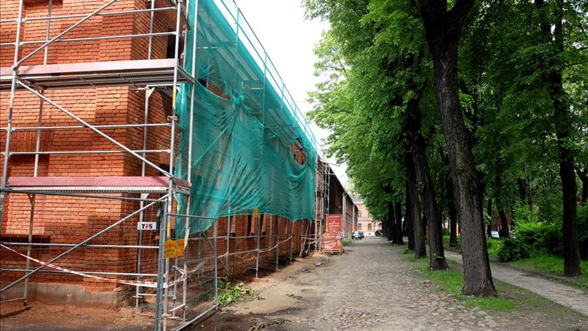 O tym, że Księży Młyn wypięknieje, jego mieszkańcy słyszeli od lat. I niestety na planach się kończyło. Tym razem naprawdę pracują tam ekipy. Budynki mieszkalne na Księżym Młynie są odnawiane od piwnic aż po dach.