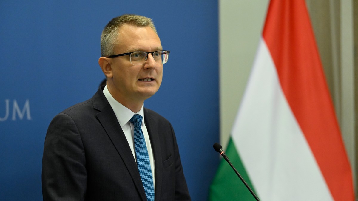 Rétvári szerint a többség támogatja az iskolai telefonhasználat tiltását