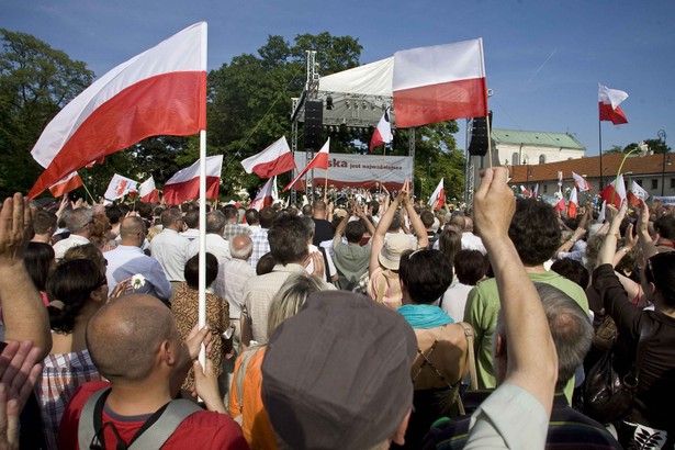 W środę na Placu Litewskim w centrum Lublina jednocześnie odbyło się przedwyborcze spotkanie Jarosława Kaczyńskiego oraz wiec zwołany przez Palikota. Przyszło kilka tysięcy ludzi. Policja nie odnotowała żadnych incydentów.