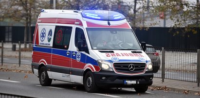 Policjanci zatrzymali dziwnie zachowujący się na drodze ambulans. Osłupieli, kiedy zajrzeli do środka