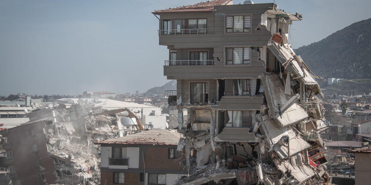 Trzęsienie ziemi w Turcji.  Koszt naprawy zniszczeń przekroczy 100 mld dol. 