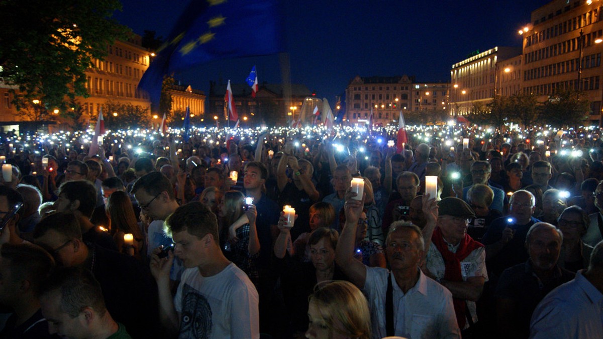 Gorąca debata polityczna, demonstracje w całej Polsce, pierwsze weta prezydenta Andrzeja Dudy i interwencja Komisji Europejskiej. Rok 2017 w Polsce upłynął pod znakiem batalii o reformę sądownictwa. Dla jednych niszczy trójpodział władzy, a dla innych kończy z "bezkarnością" sędziów i wprowadza nowe standardy. Przypominamy najważniejsze momenty z boju o trzecią władzę w Polsce.