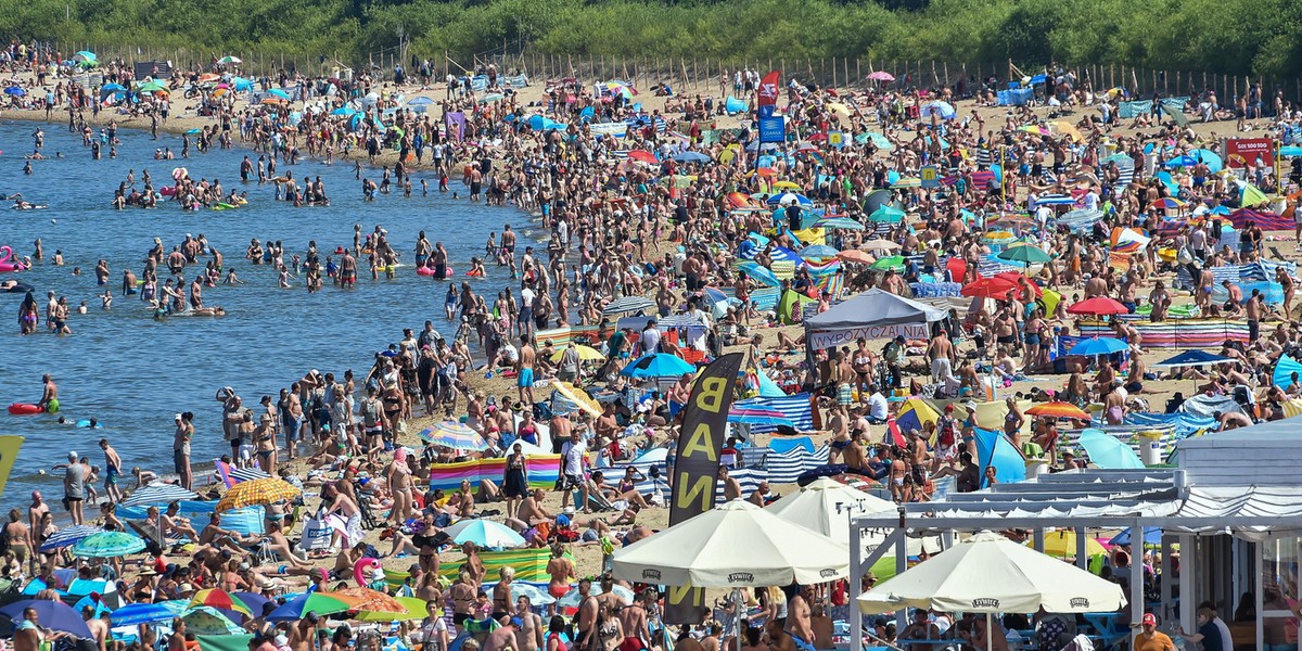 Tak wyglądała plaża w Gdańsku 17 lipca - przyszły tłumy mimo obostrzeń związanych z epidemią i obecności w wodzie sinic