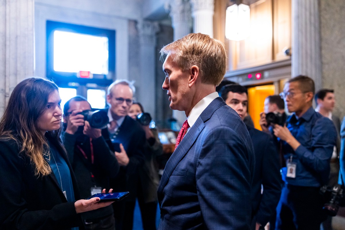 Republikański senator z Oklahomy James Lankford (w środku) rozmawia z reporterami