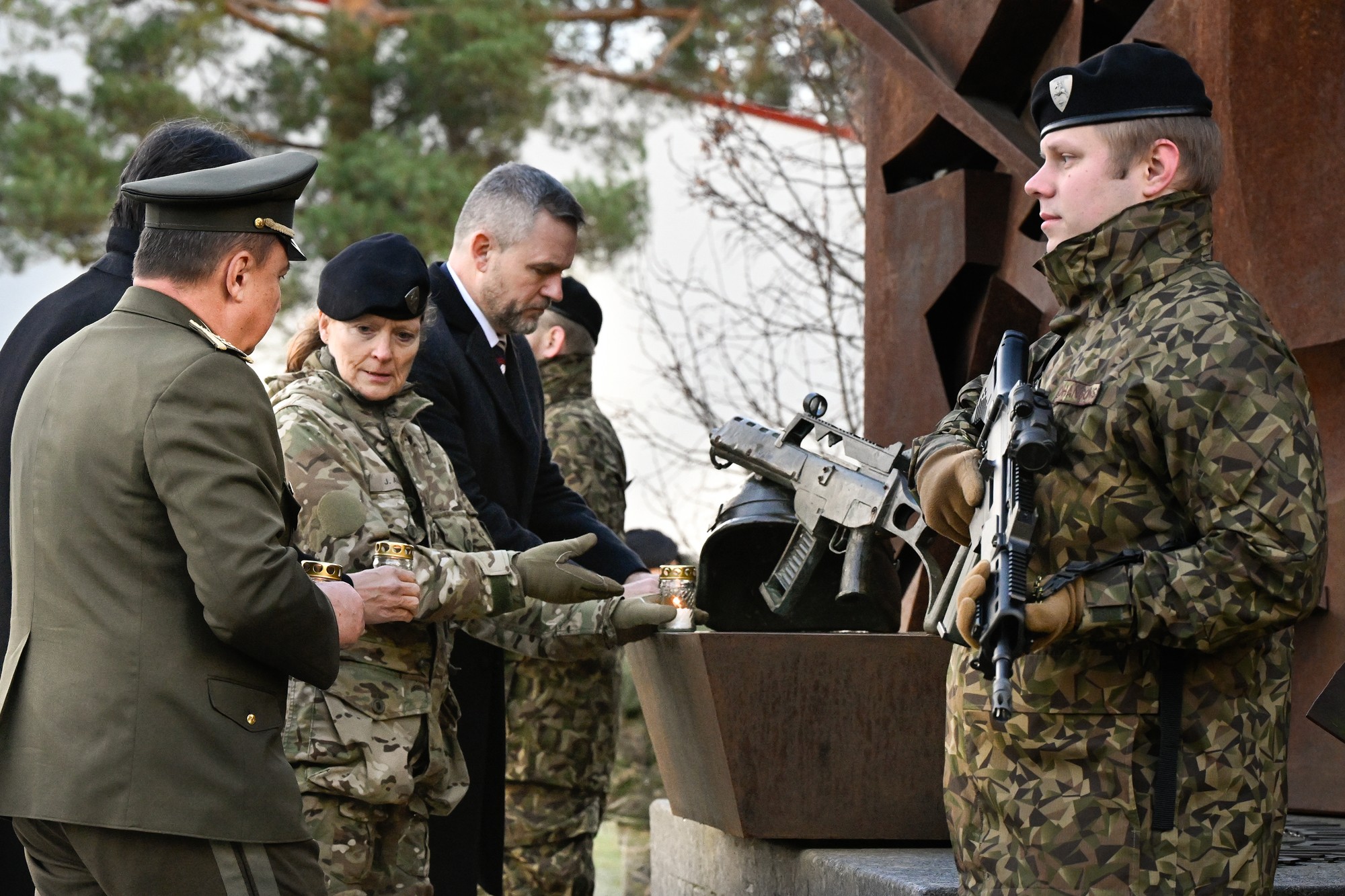 Prezident SR Peter Pellegrini sa v stredu na medzinárodnej vojenskej základni v lotyšskom Ádaži stretol so slovenskými vojakmi na misii NATO.