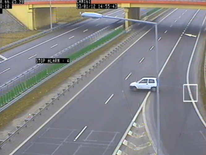 Fiatem cinquecento pod prąd na autostradzie A2