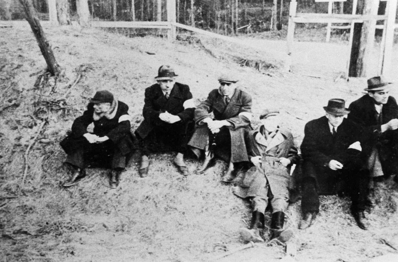 Członkowie polskiej delegacji Czerwonego Krzyża, którzy byli obecni w Katyniu w kwietniu 1943 r. Od lewej: Jerzy Wodzinowski, Hugon Kassar, Stefan Cupryjak, Jan Mikołajczyk, Stefan Kołodziejczyk, Marian Wodziński.