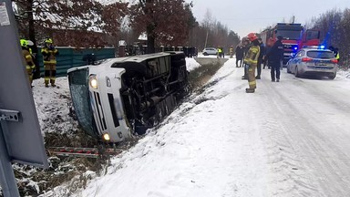 Bus przewrócił się na bok. Czworo dzieci z obrażeniami