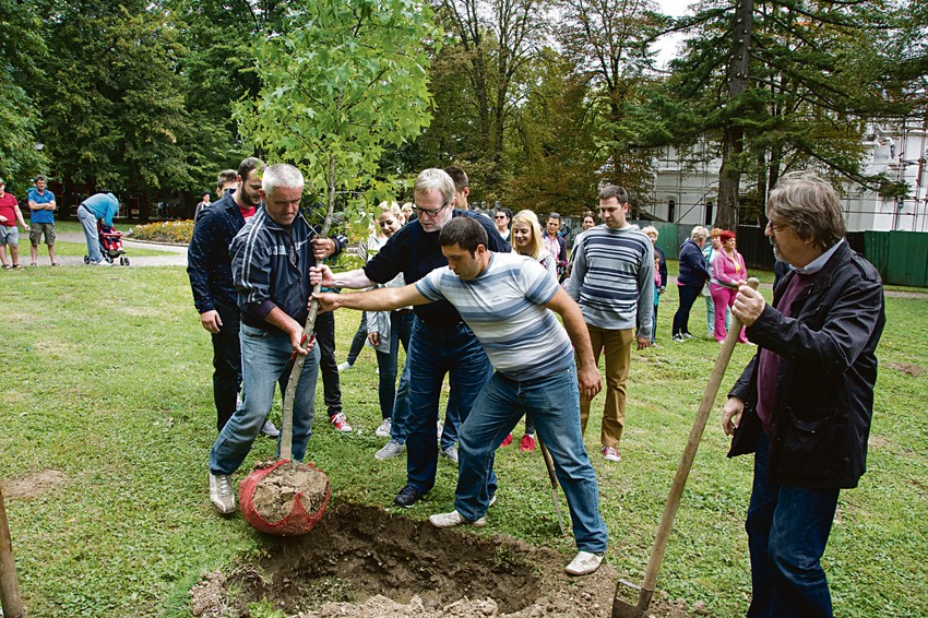 Bogdan Diklić i Milan Caci Mihalović u parku u Vrnjačkoj Banji