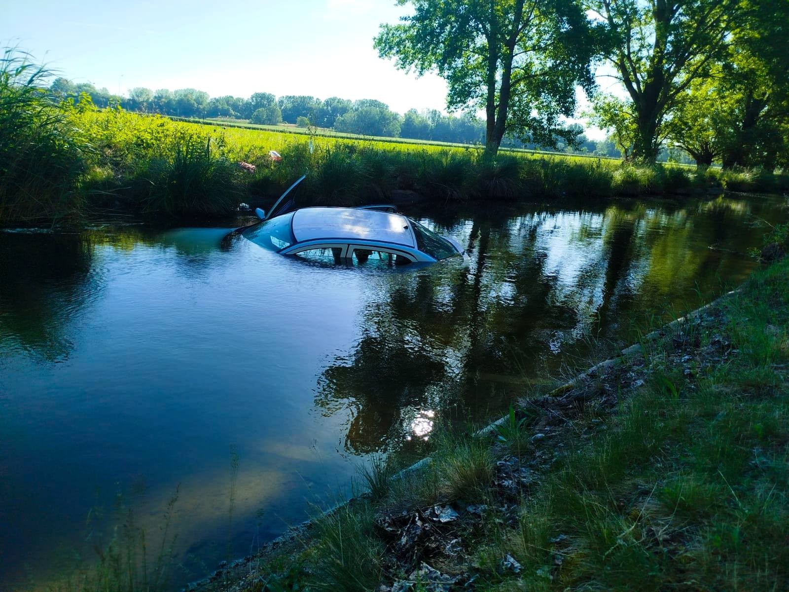 Auto skončilo pri obci Boheľov v kanáli.