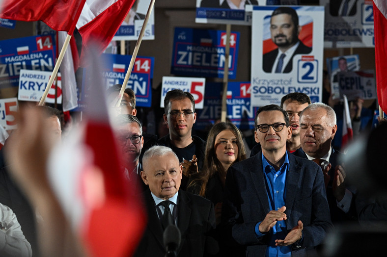 Jarosław Kaczyński i Mateusz Morawiecki w Sandomierzu na zakończenie kampanii wyborczej
